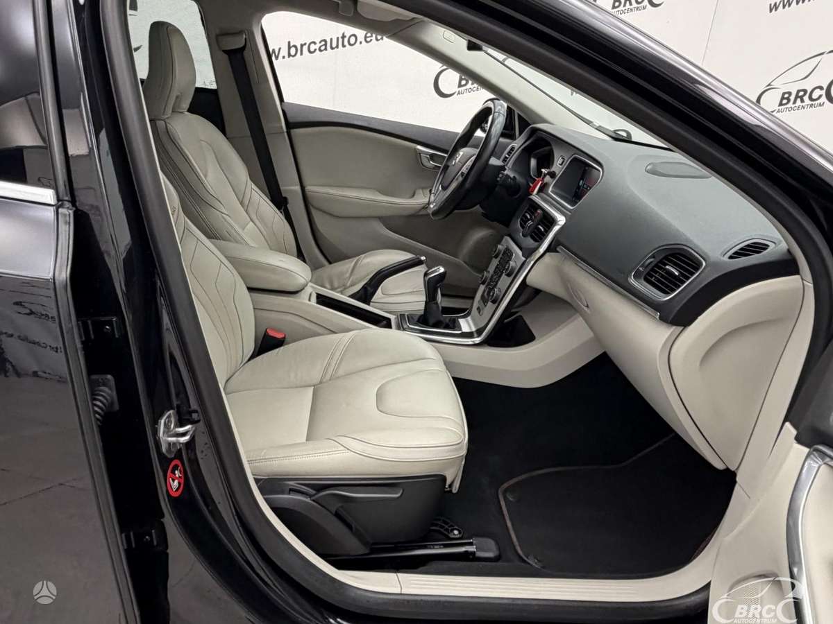 Volvo V40, 1.6 l., hatchback