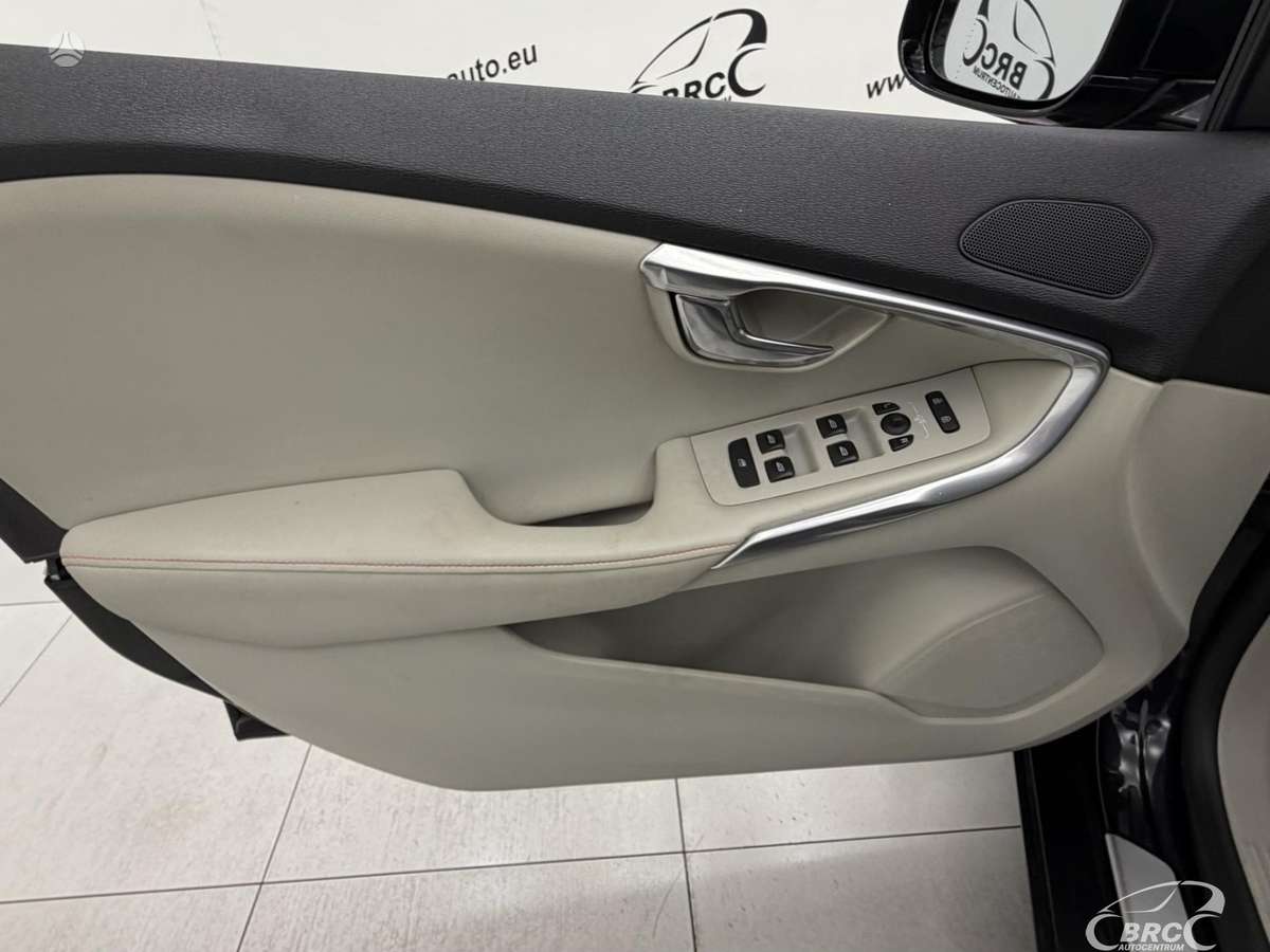 Volvo V40, 1.6 l., hatchback
