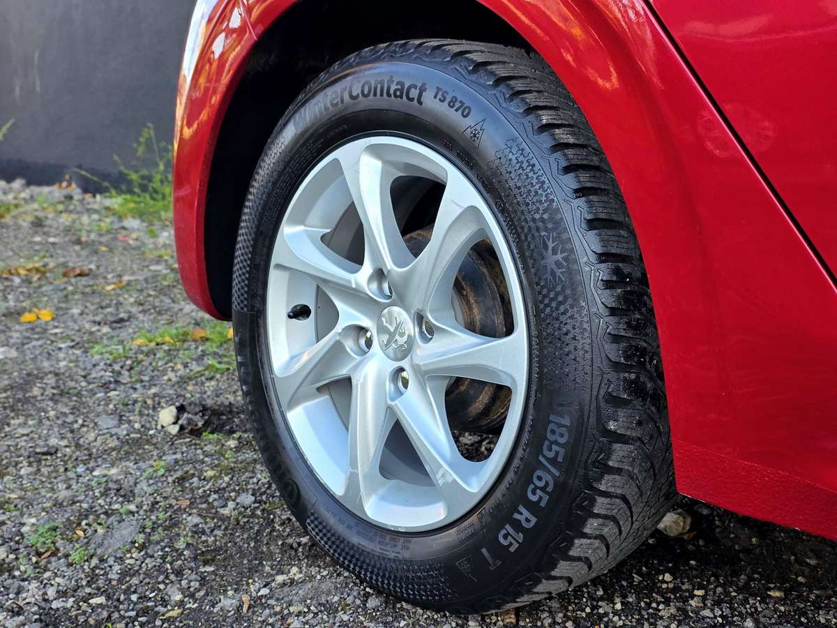 Peugeot 208, 1.2 l., hatchback