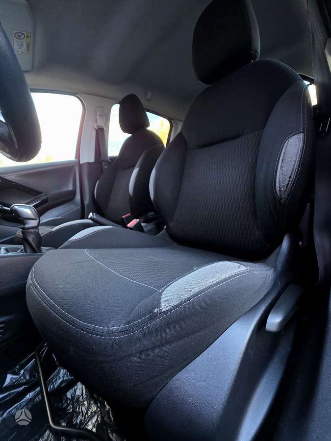 Peugeot 208, 1.2 l., hatchback