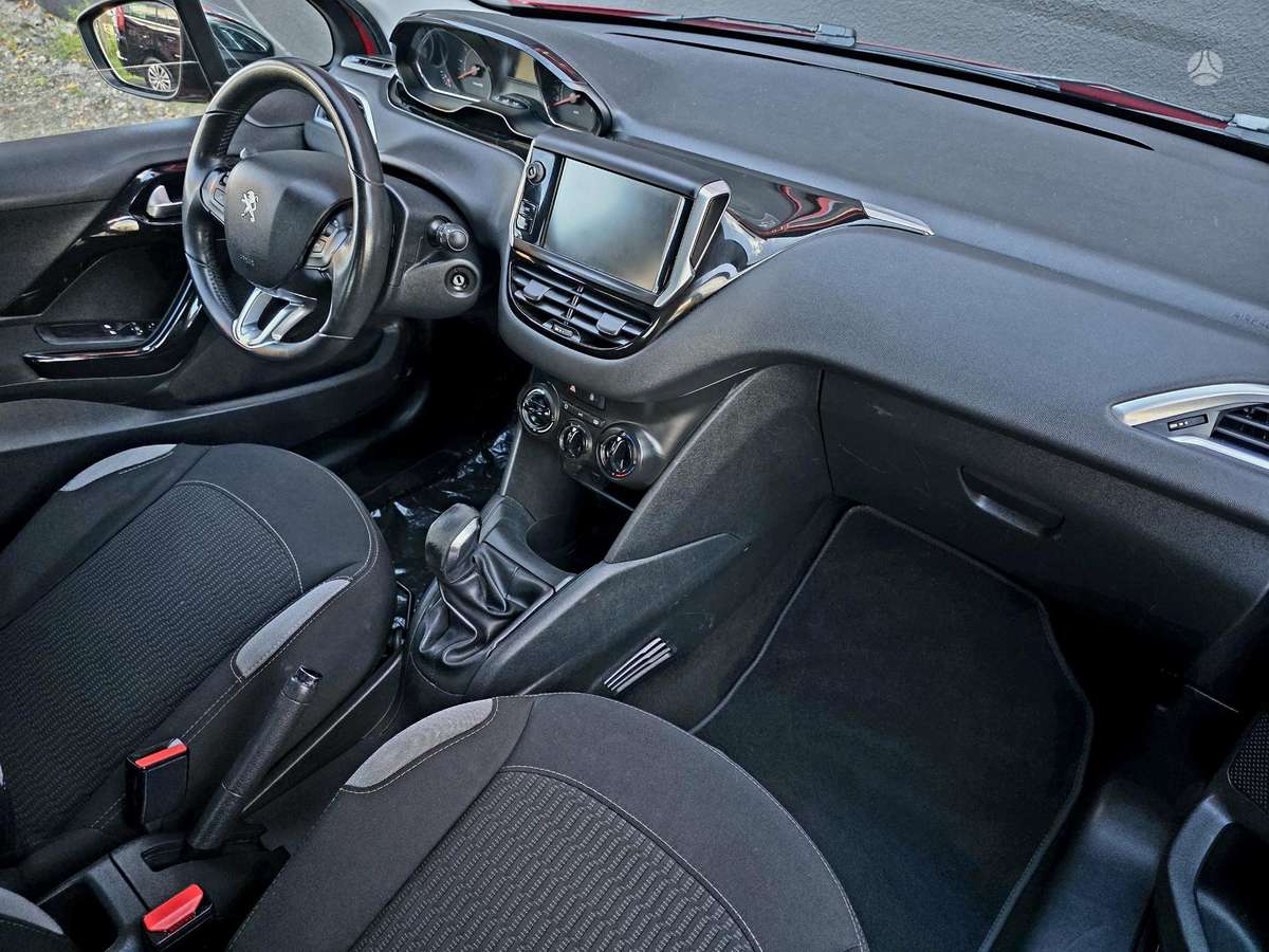Peugeot 208, 1.2 l., hatchback