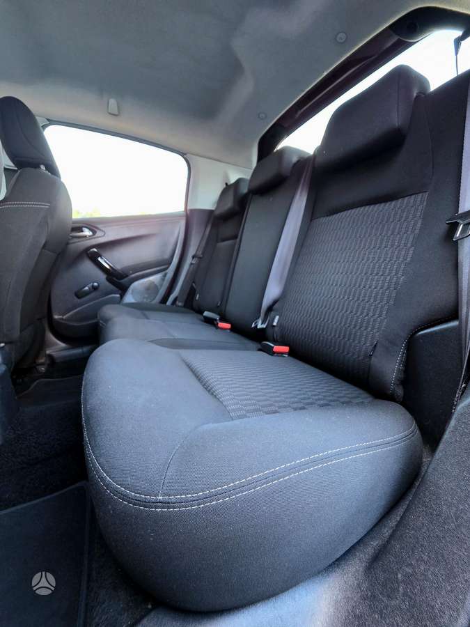 Peugeot 208, 1.2 l., hatchback