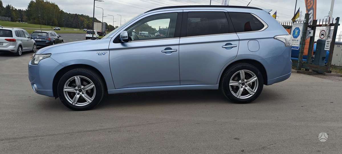 Mitsubishi Outlander 2014 — rear view
