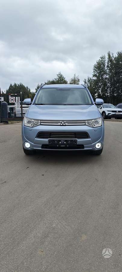 Mitsubishi Outlander 2014 — interior
