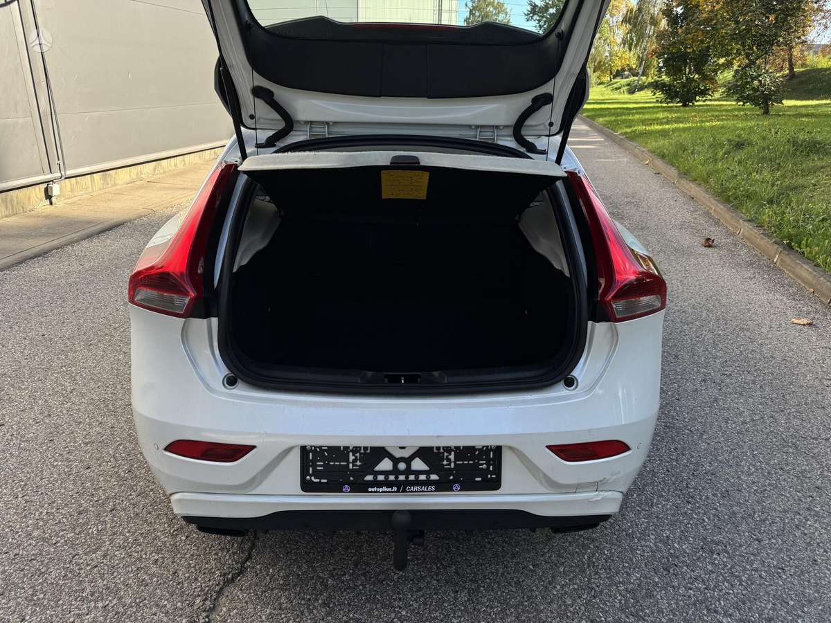 Volvo V40, 1.6 l., hatchback