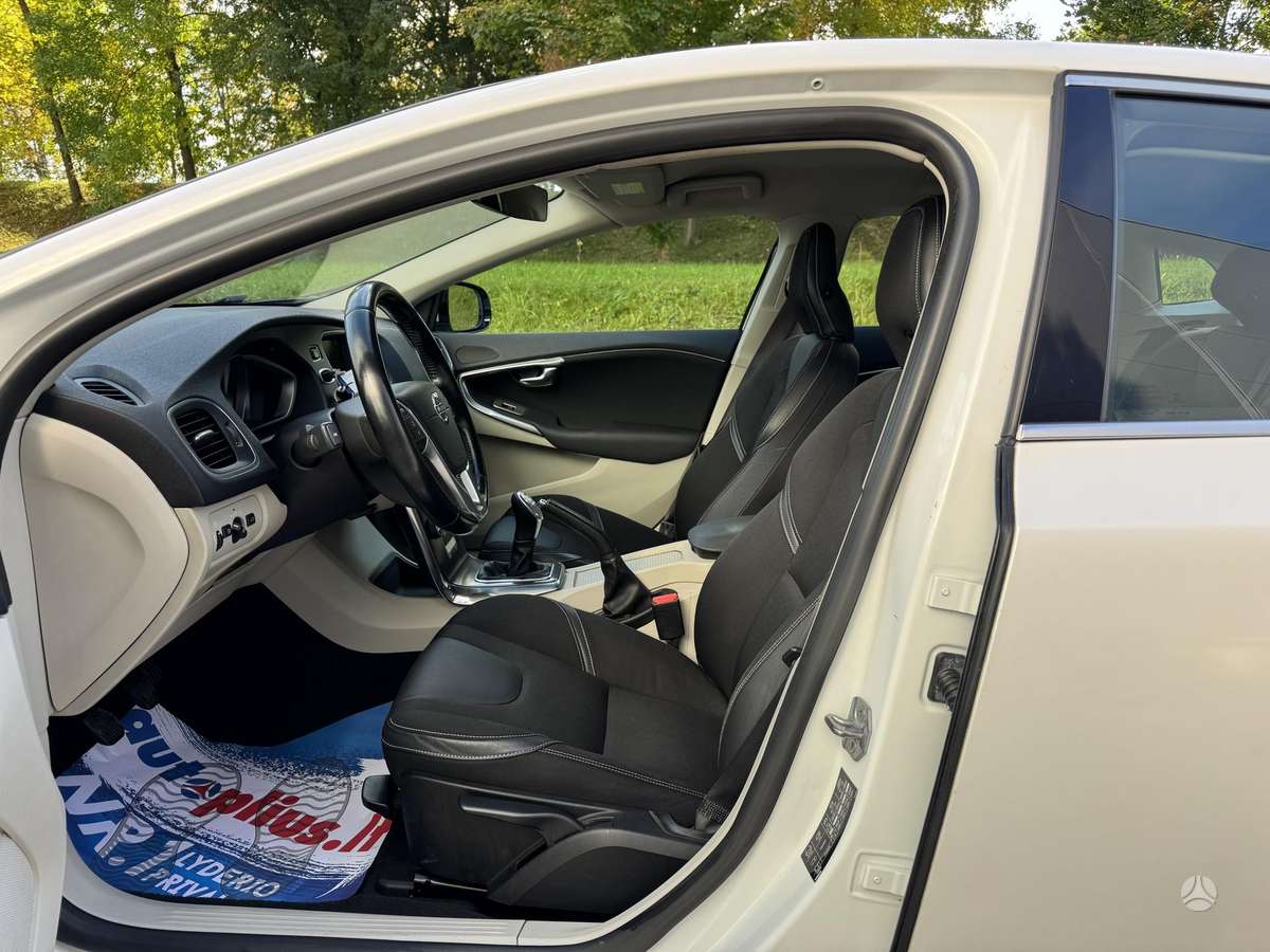 Volvo V40, 1.6 l., hatchback