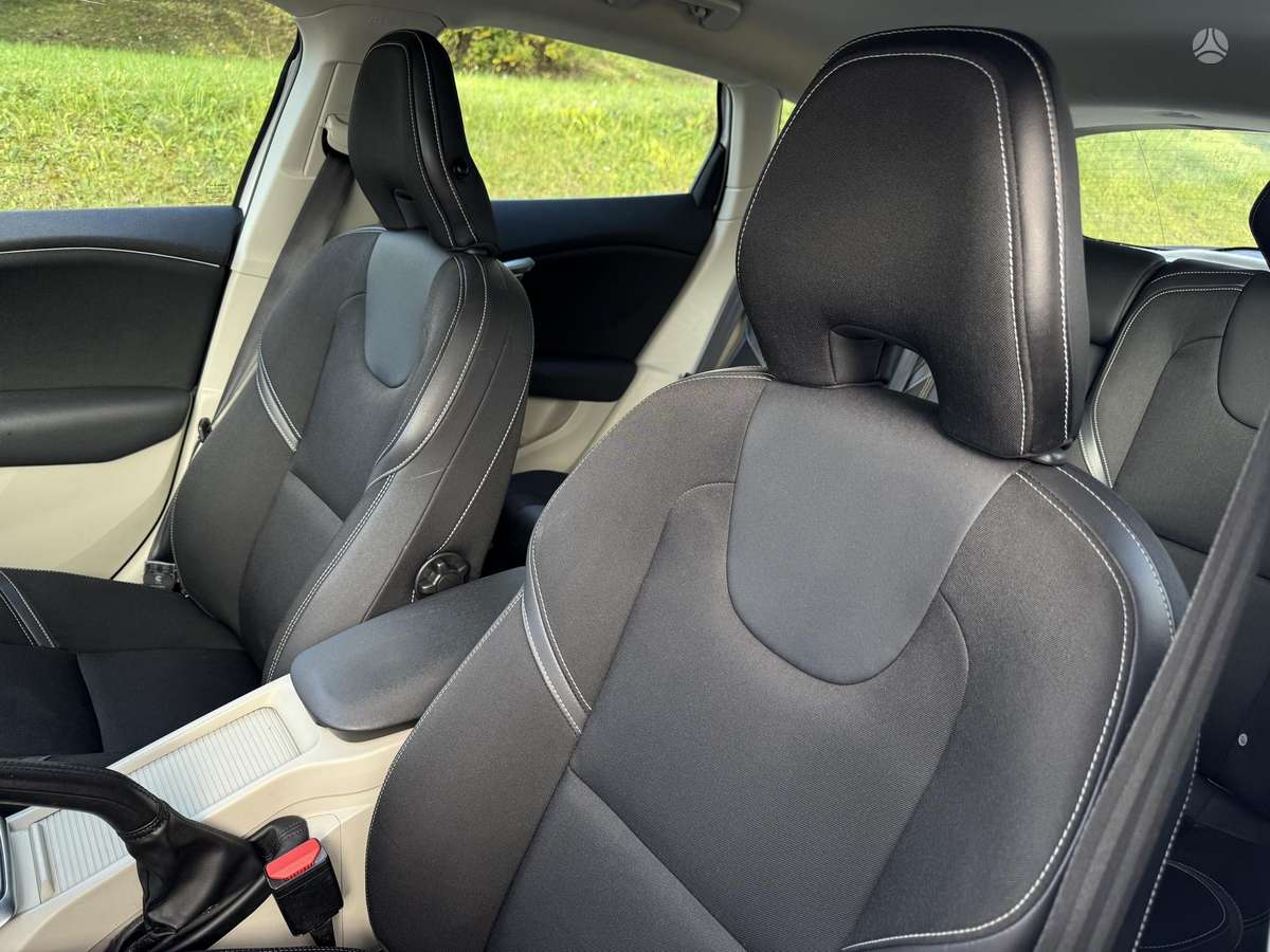 Volvo V40, 1.6 l., hatchback