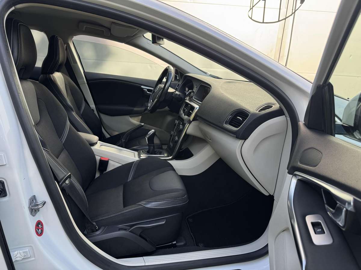 Volvo V40, 1.6 l., hatchback