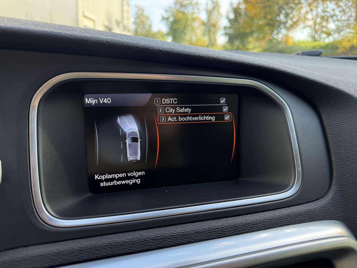 Volvo V40, 1.6 l., hatchback