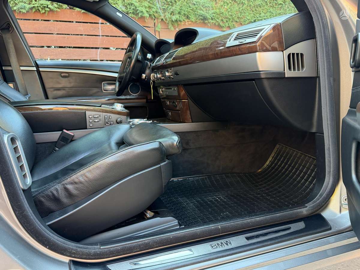 BMW 745, 4.4 l., Седан