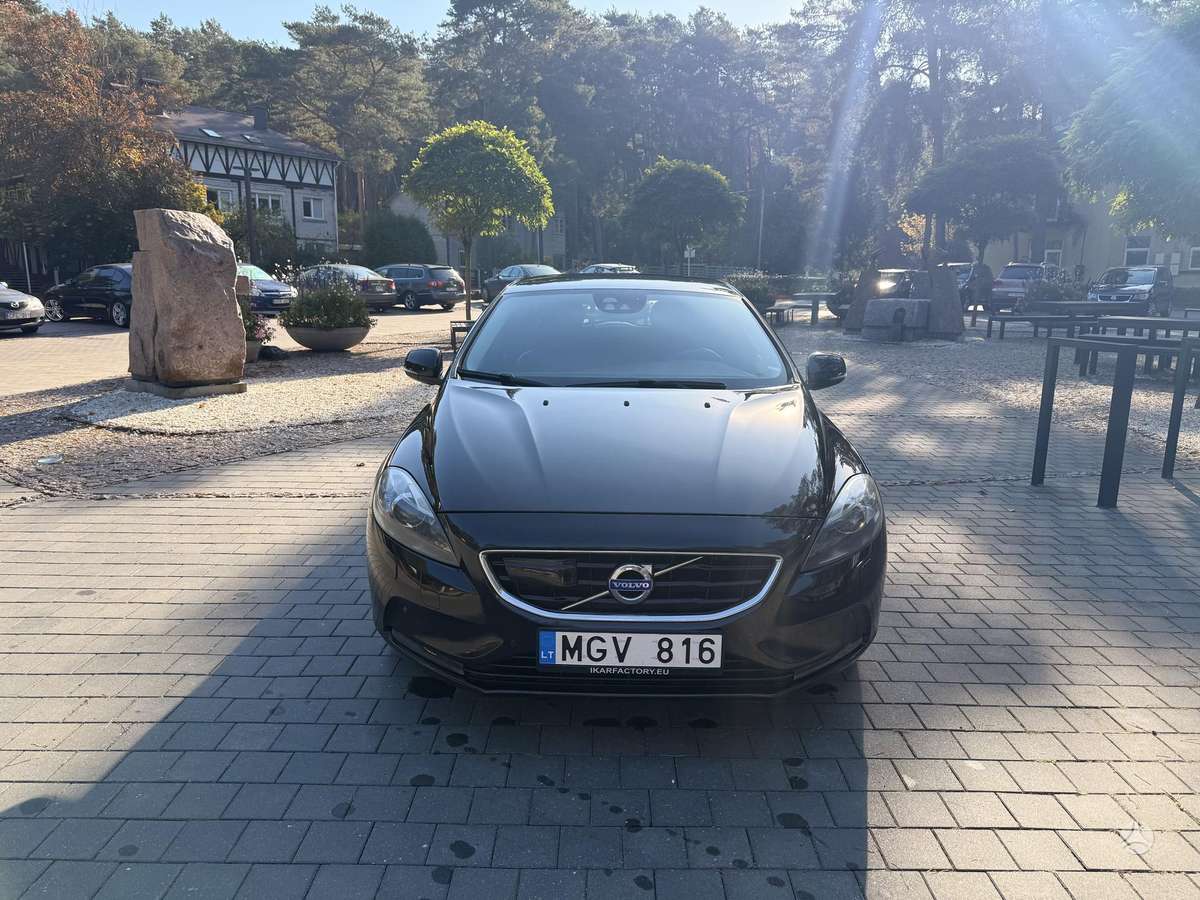 Volvo V40, 1.6 l., hatchback