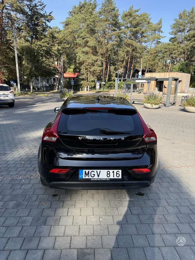Volvo V40, 1.6 l., hatchback