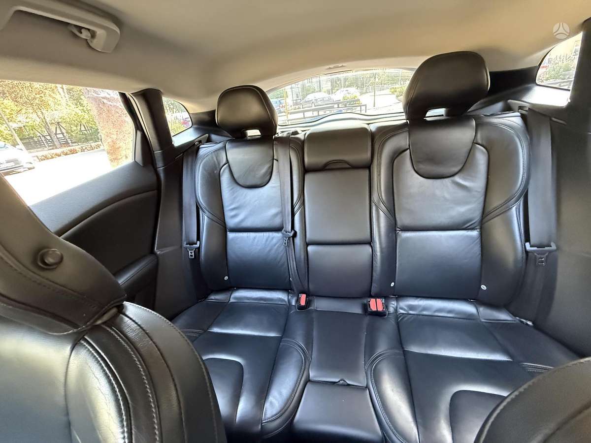 Volvo V40, 1.6 l., hatchback