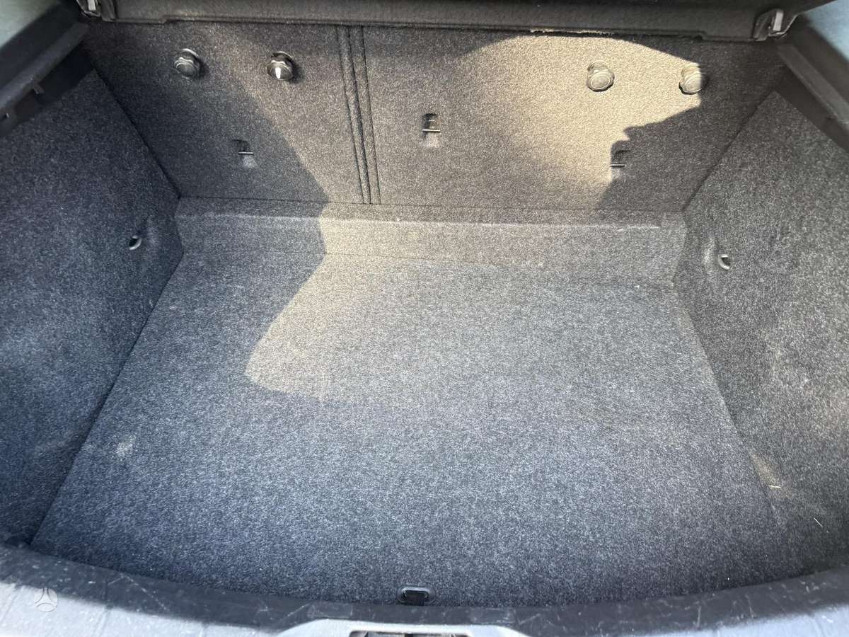 Volvo V40, 1.6 l., hatchback