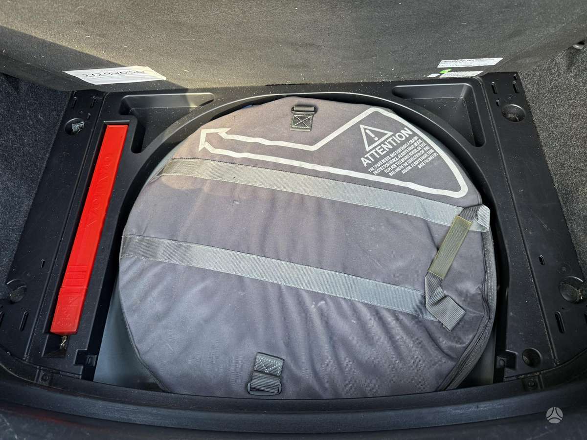 Volvo V40, 1.6 l., hatchback