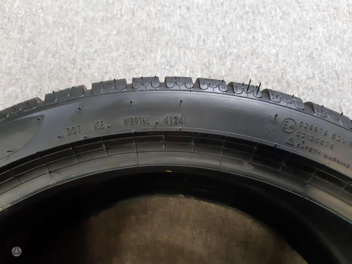 Pirelli 2024m PZero Winter, всесезонные 285/35 R21