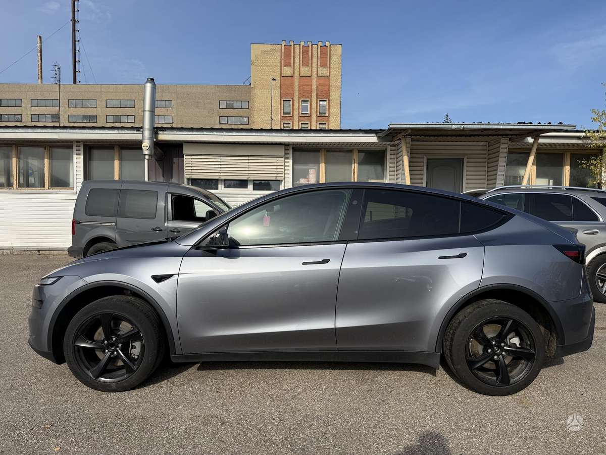 Tesla Model Y, 82 kWh, off-road / crossover