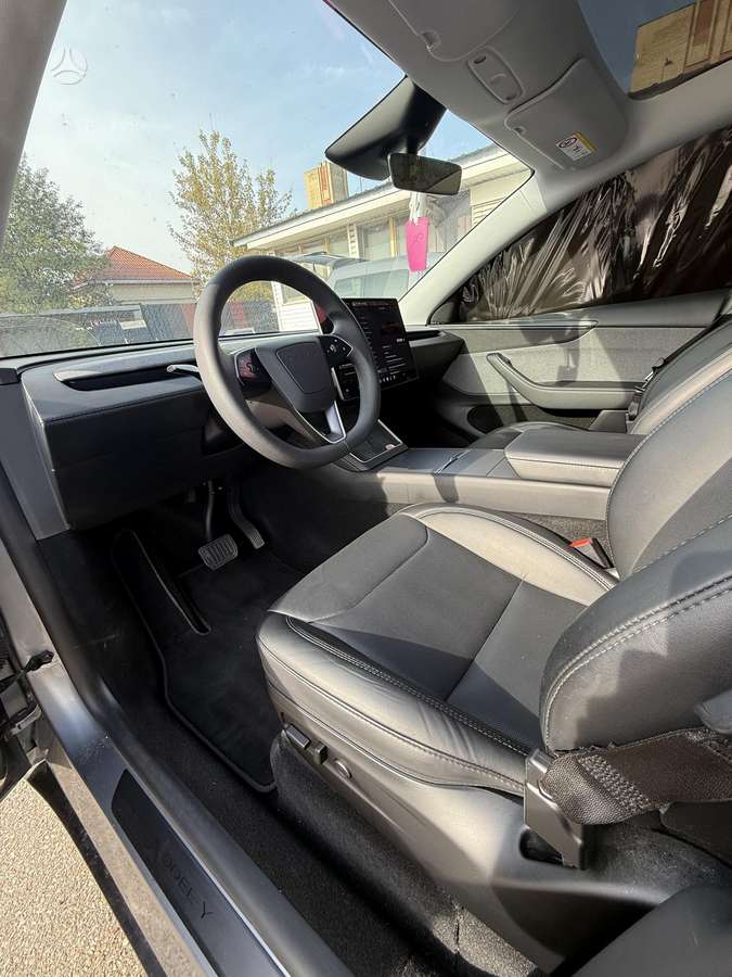 Tesla Model Y, 82 kWh, off-road / crossover