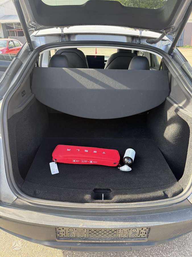 Tesla Model Y, 82 kWh, off-road / crossover