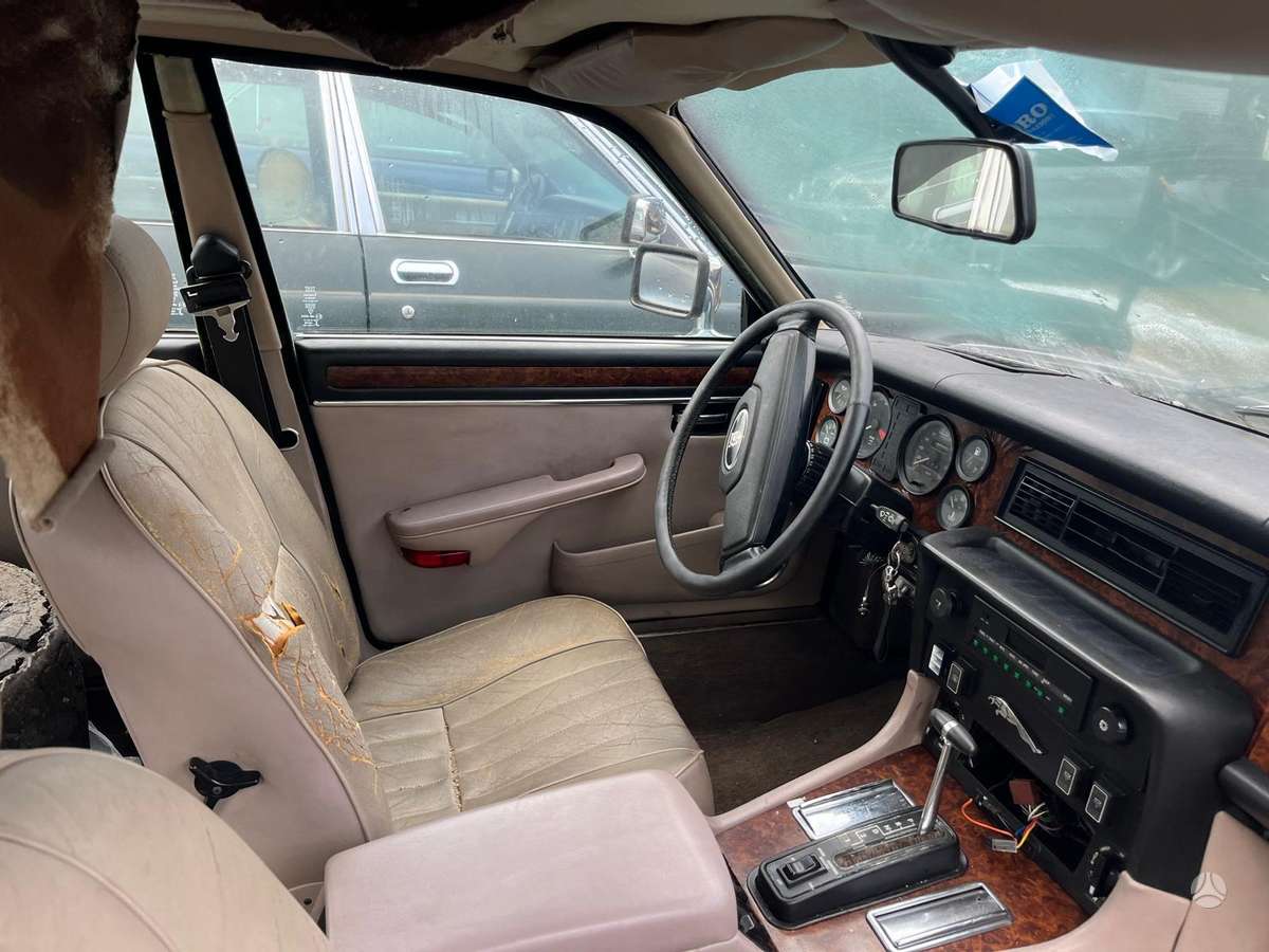 Jaguar XJ