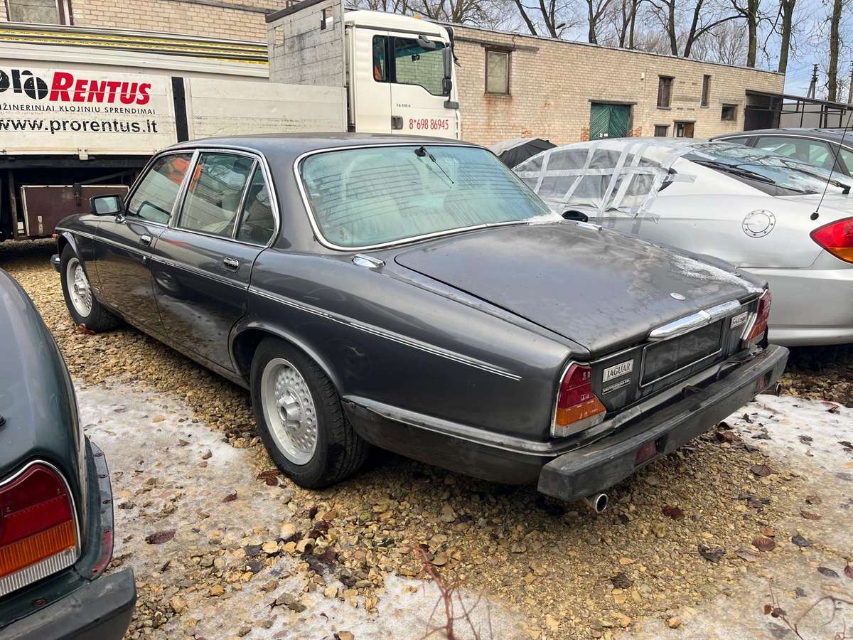Jaguar XJ