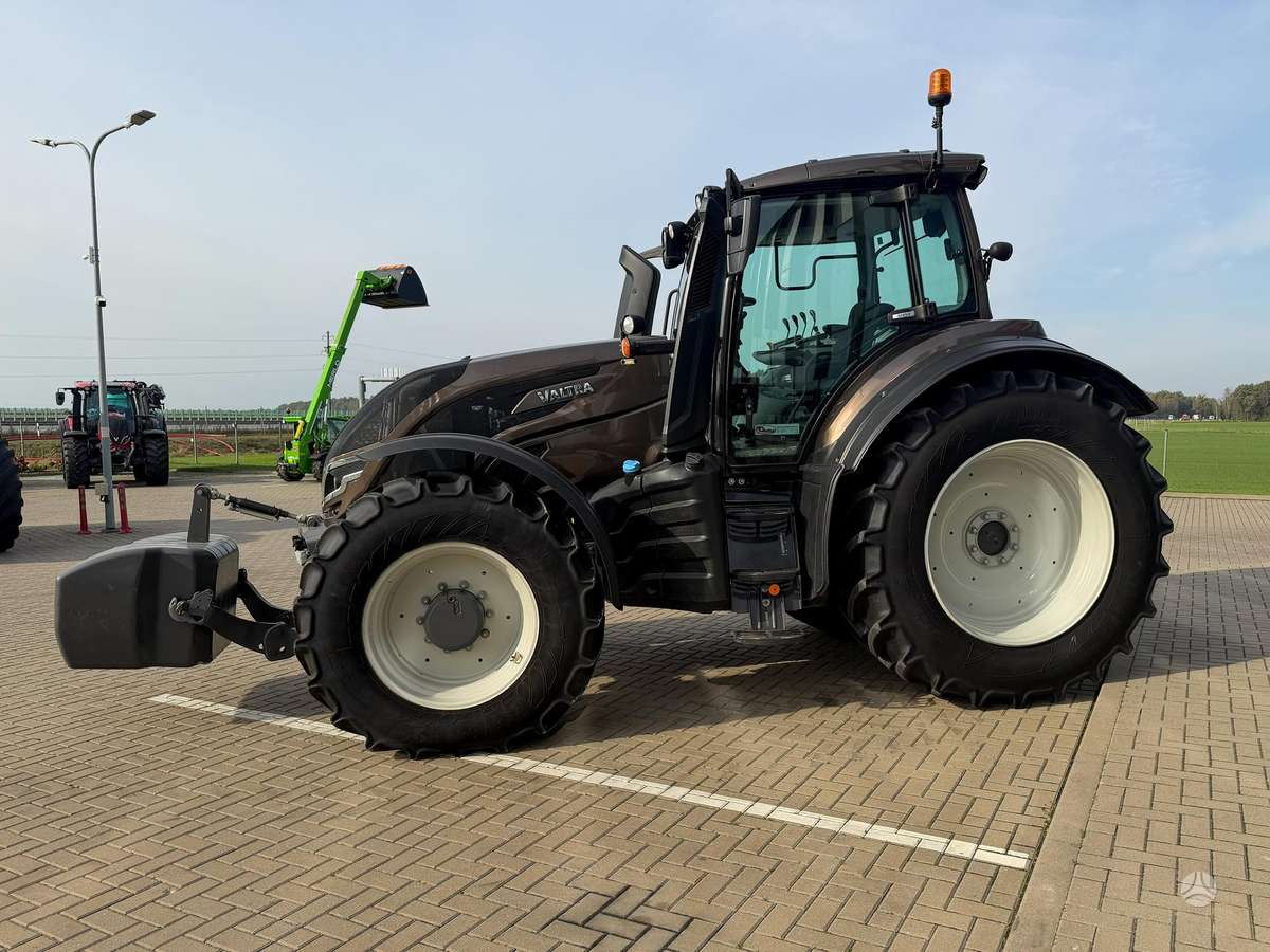 Valtra T215, traktori