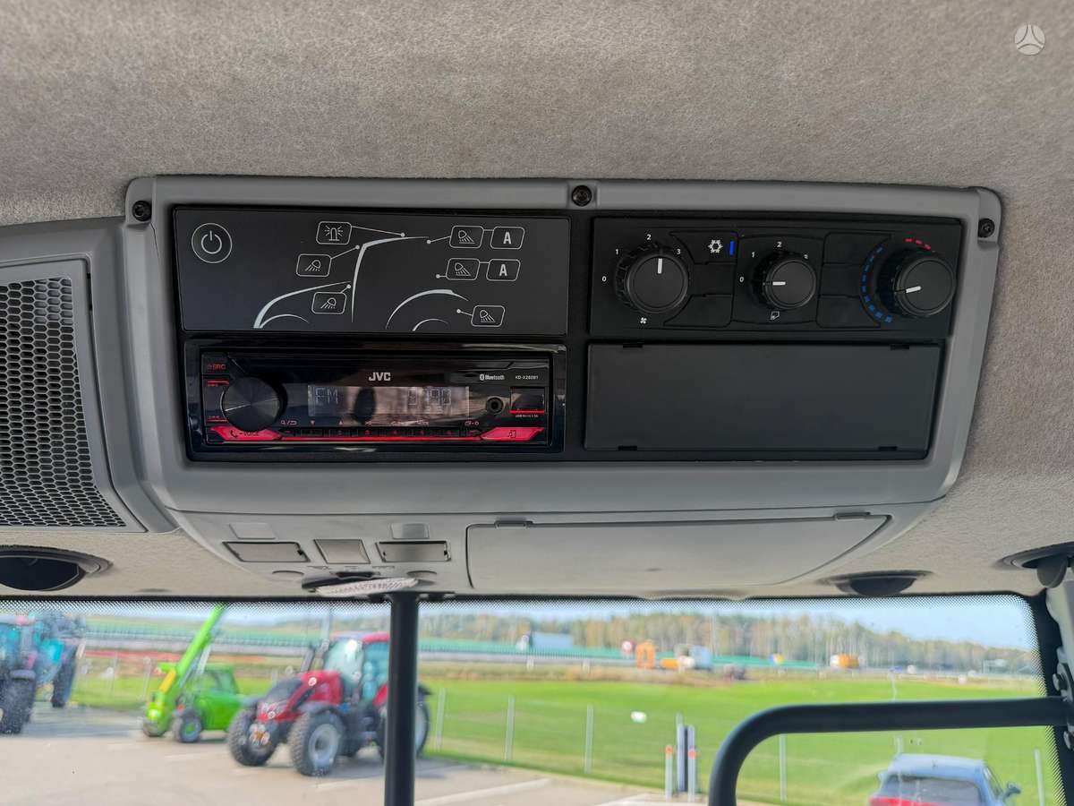 Valtra T215, traktori