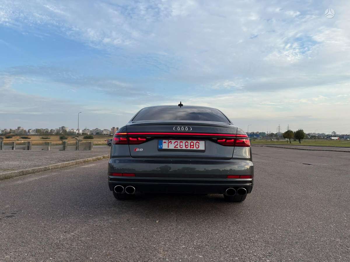 Audi S8, Седан