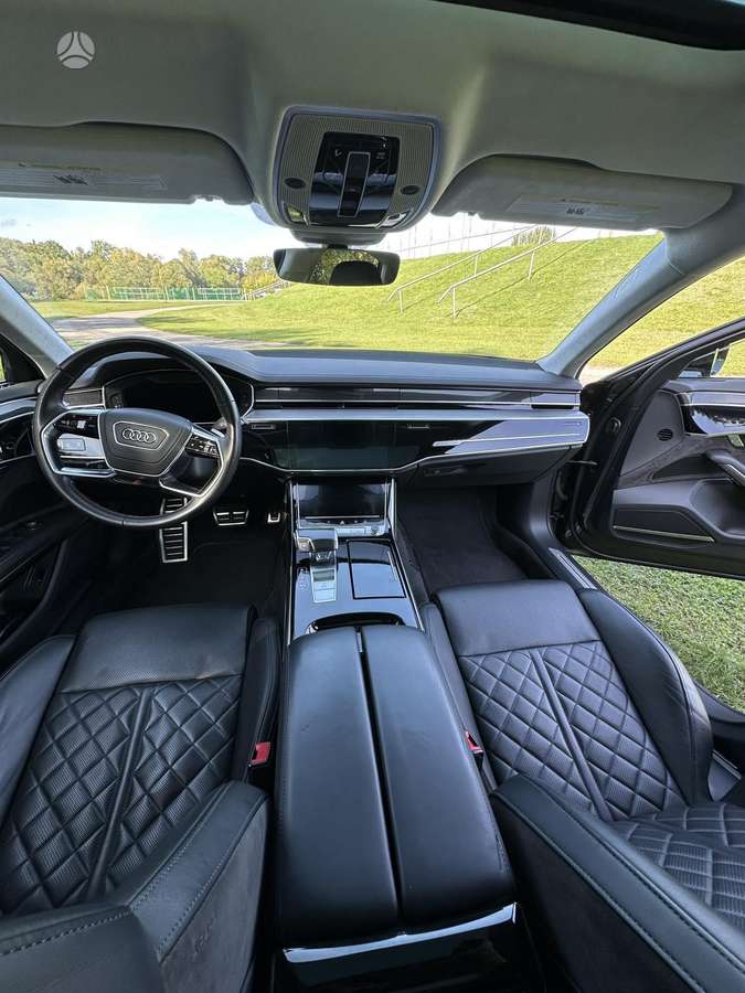 Audi S8, Седан