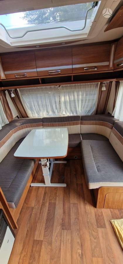 Dethleffs NOMAD 560RET, prikabinami nameliai