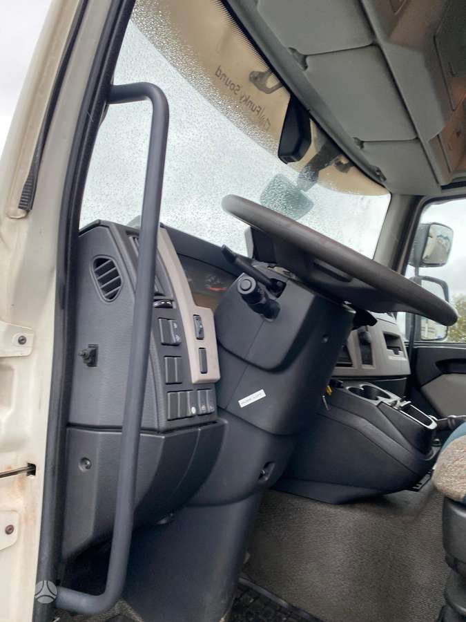 Volvo FL250, box trucks / box vans