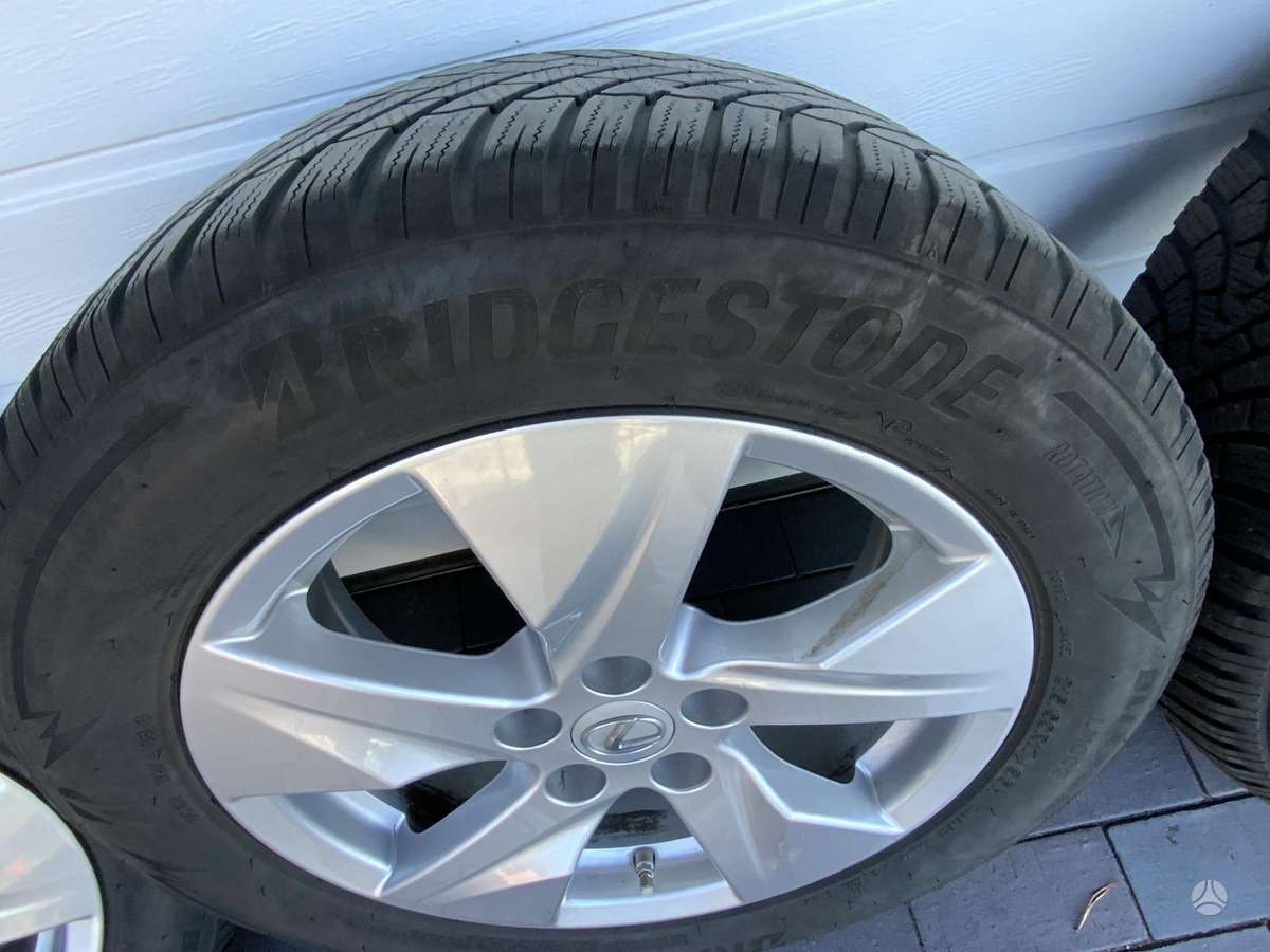 Lexus UX, lengvojo lydinio, R17
