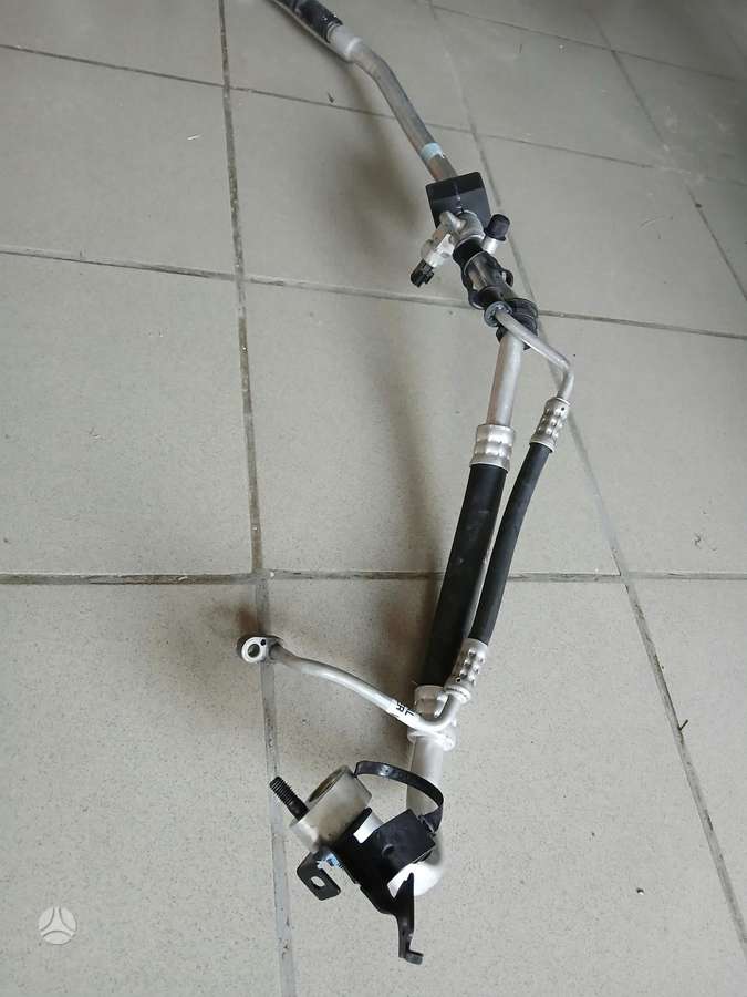 Genesis GV70 по частям