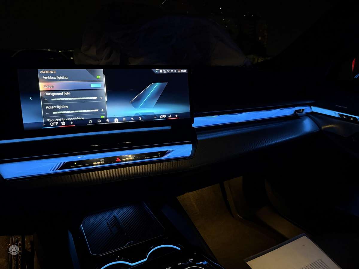 BMW i5, Седан