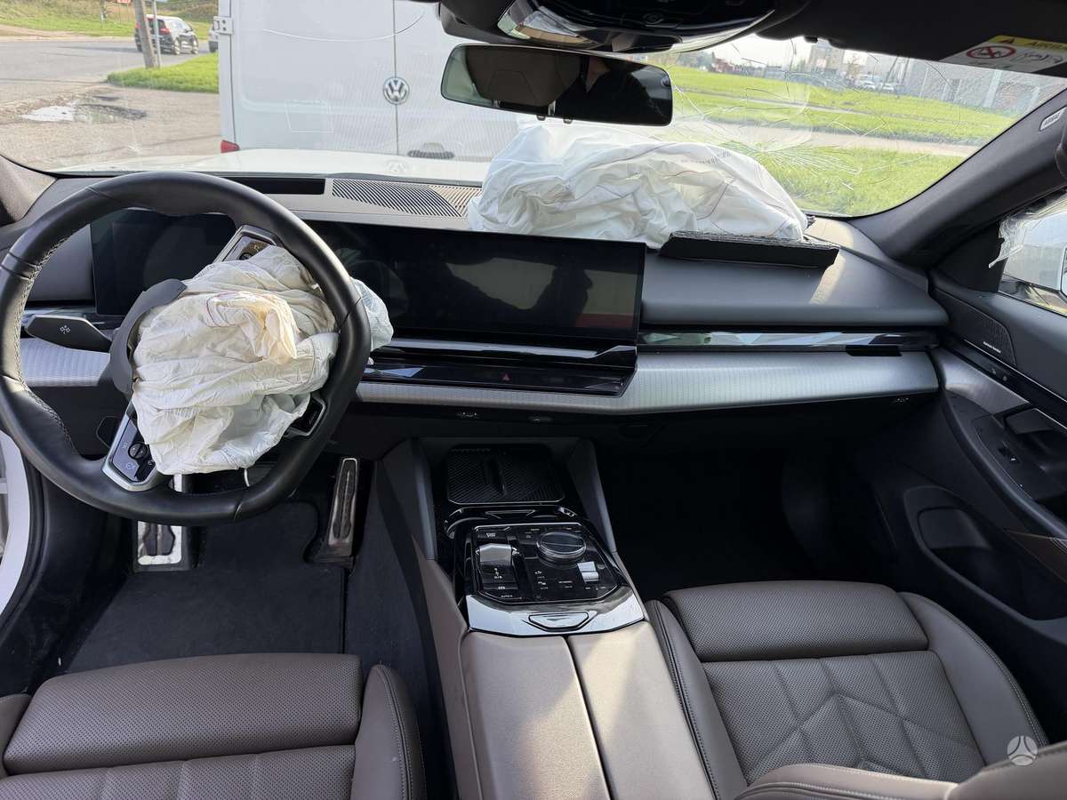 BMW i5, sedanas