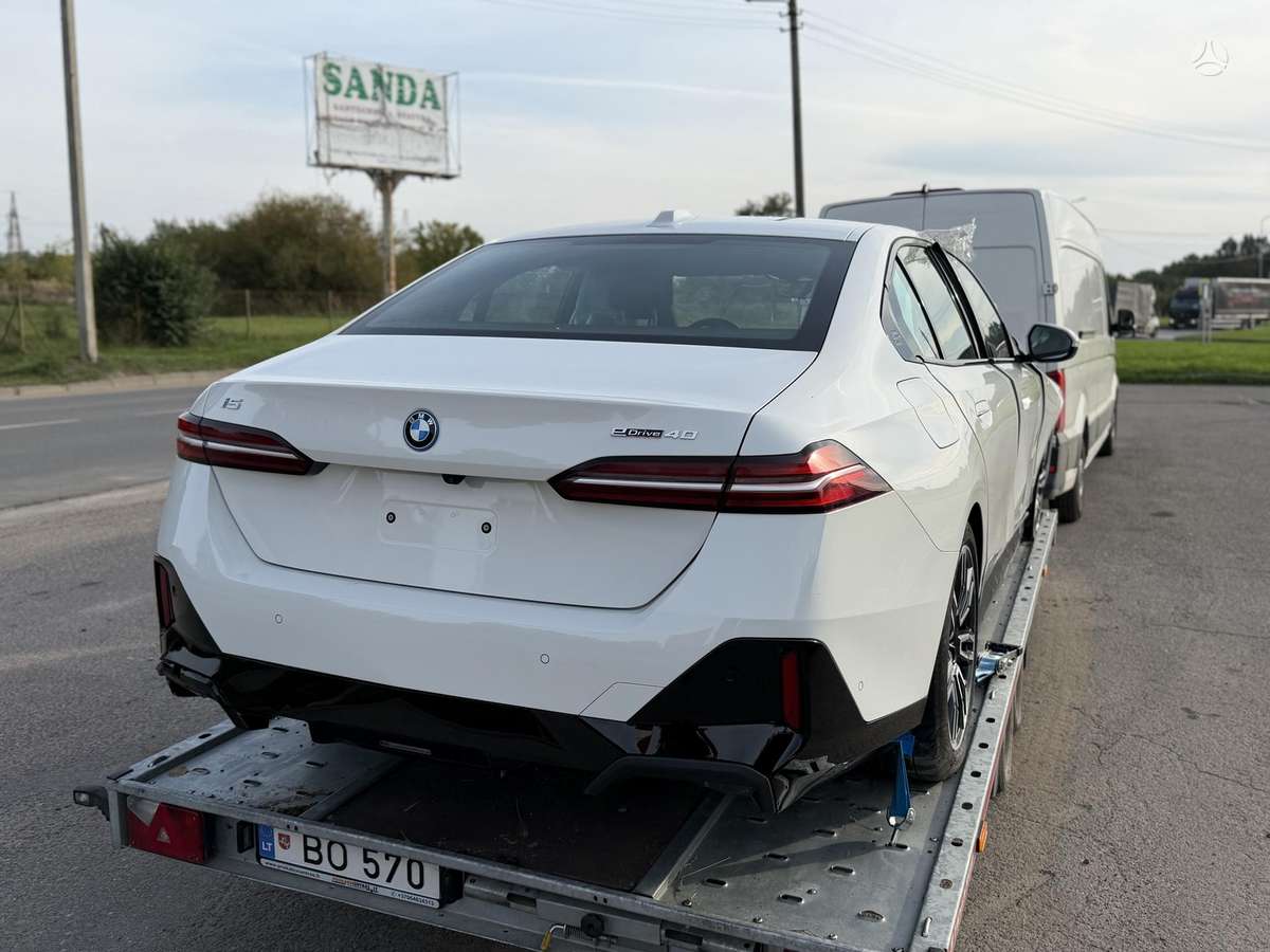 BMW i5, Седан