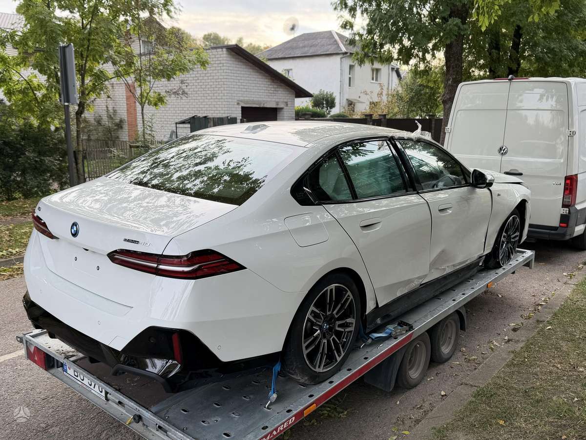 BMW i5, sedanas