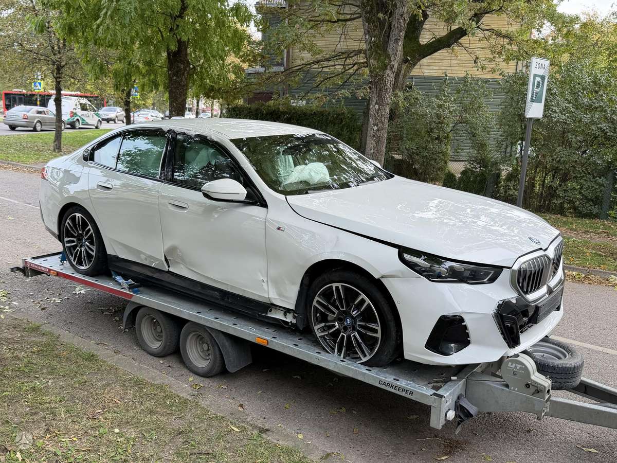 BMW i5, sedanas