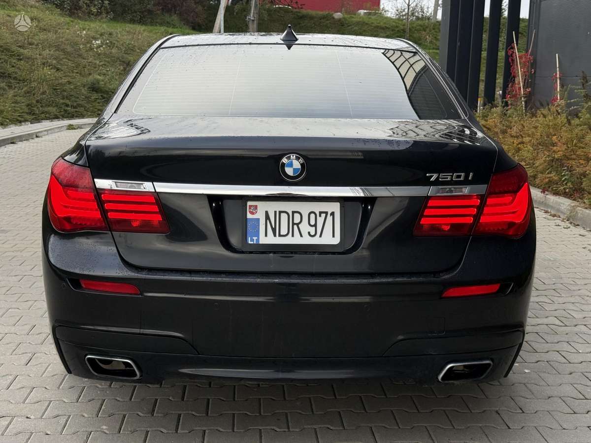 BMW 750, 4.4 l., Седан