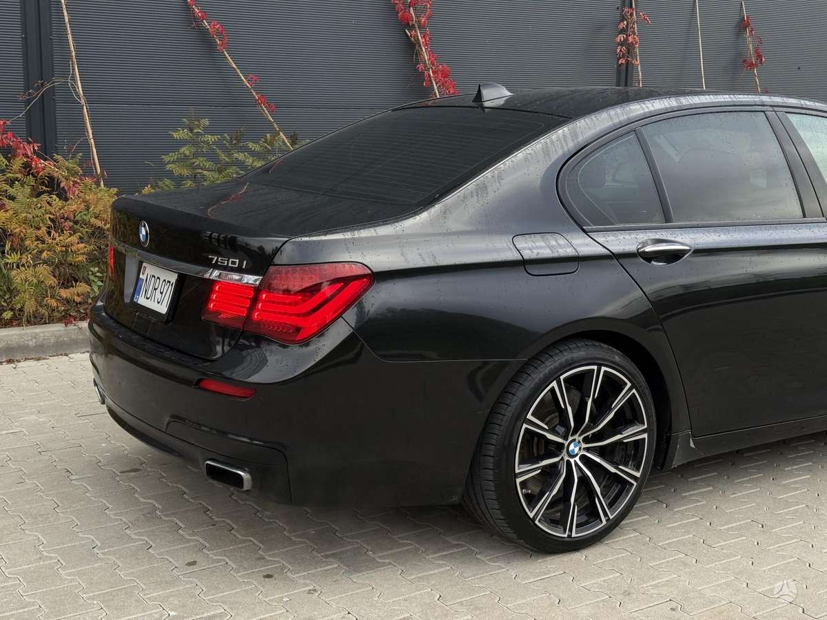 BMW 750, 4.4 l., Седан