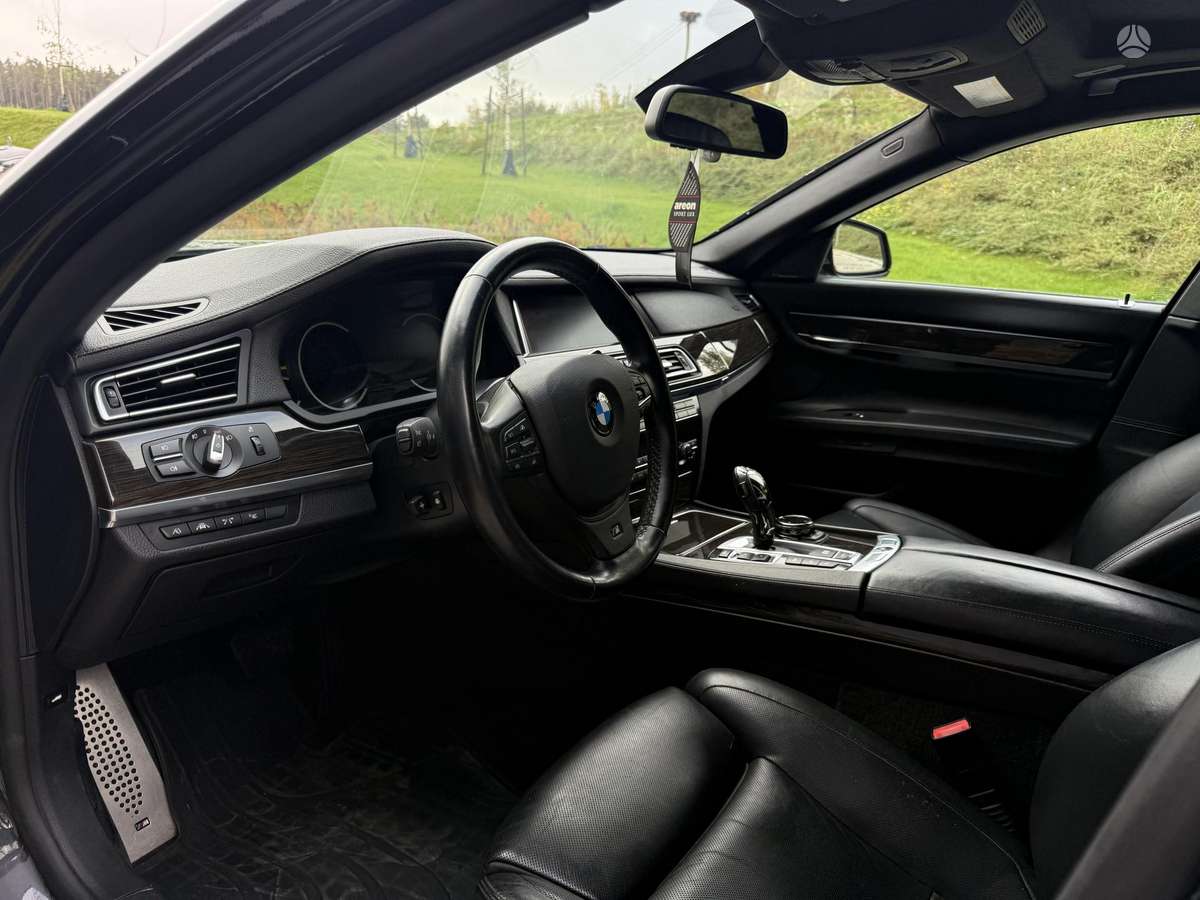 BMW 750, 4.4 l., Седан