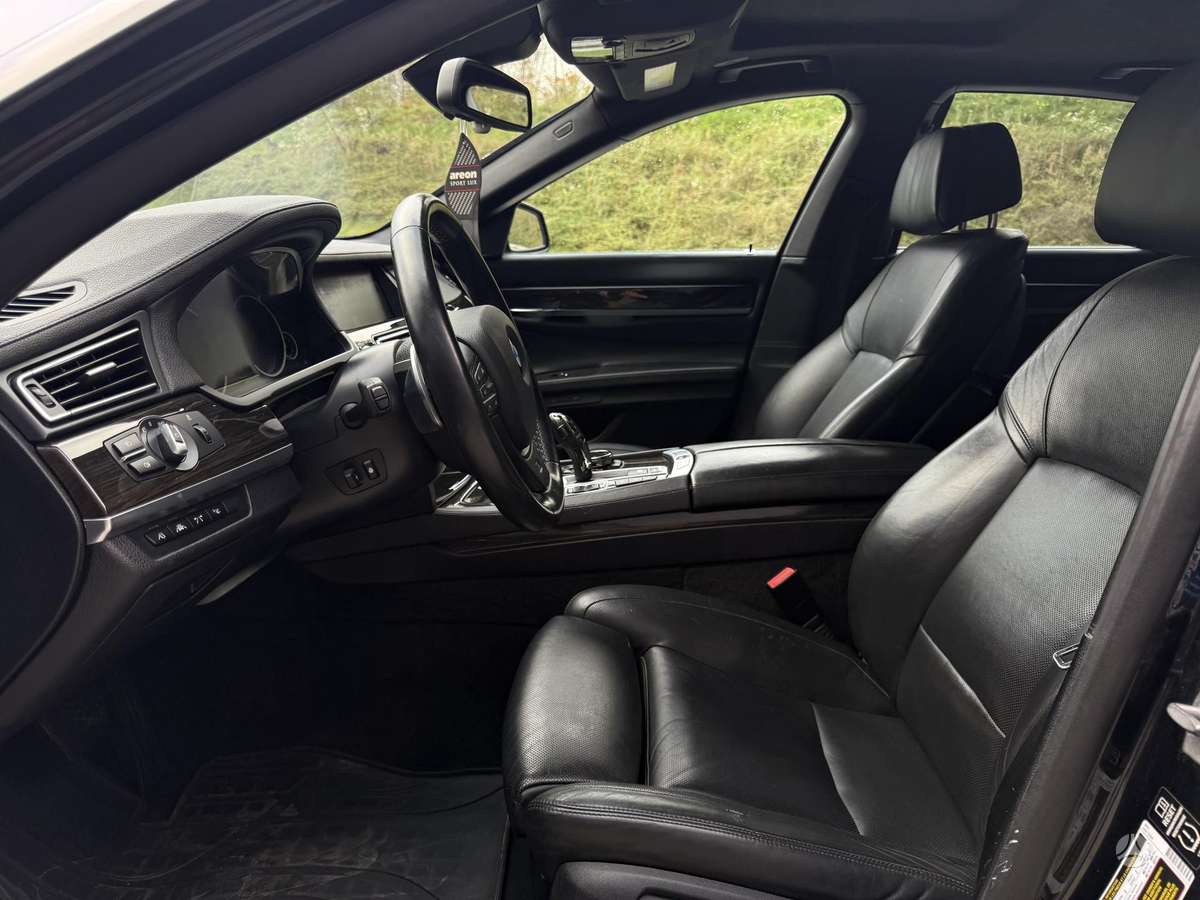 BMW 750, 4.4 l., Седан