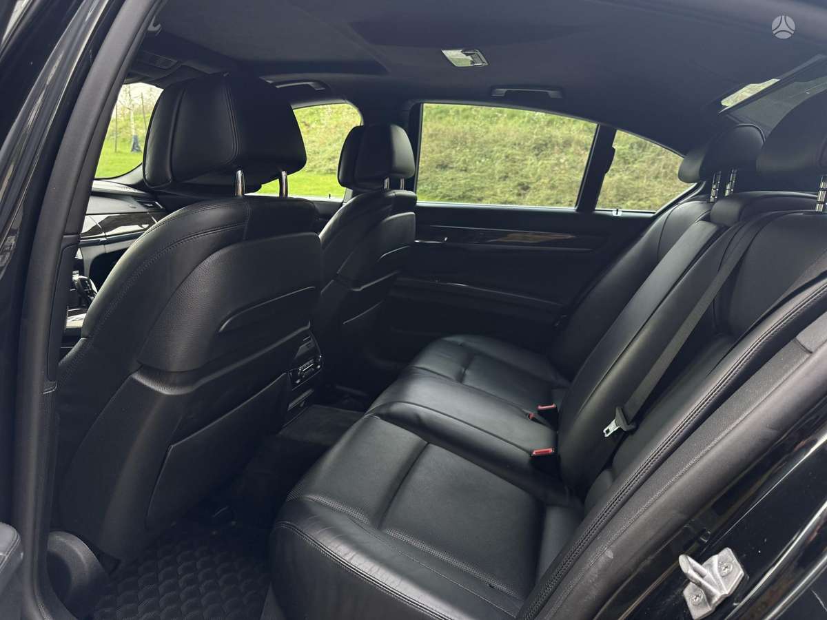 BMW 750, 4.4 l., Седан