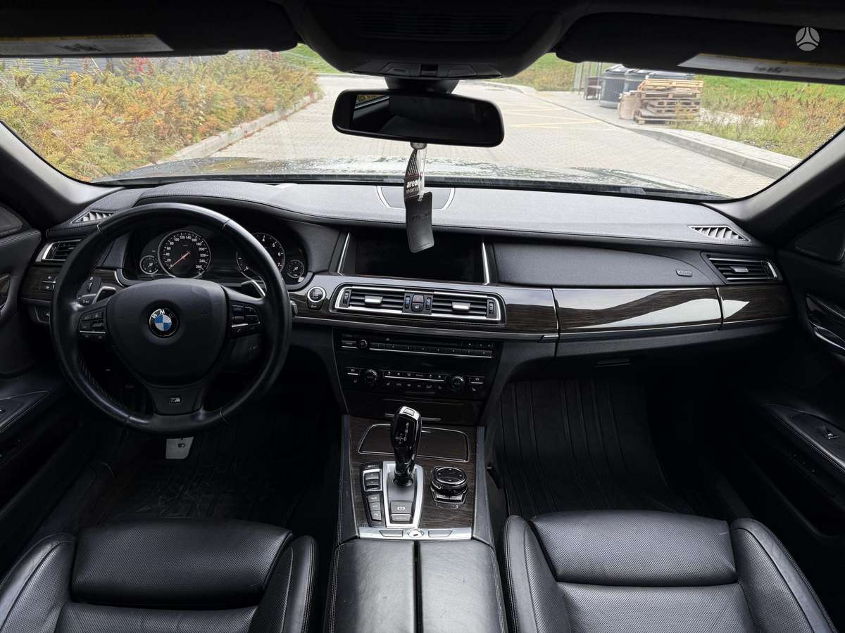BMW 750, 4.4 l., Седан
