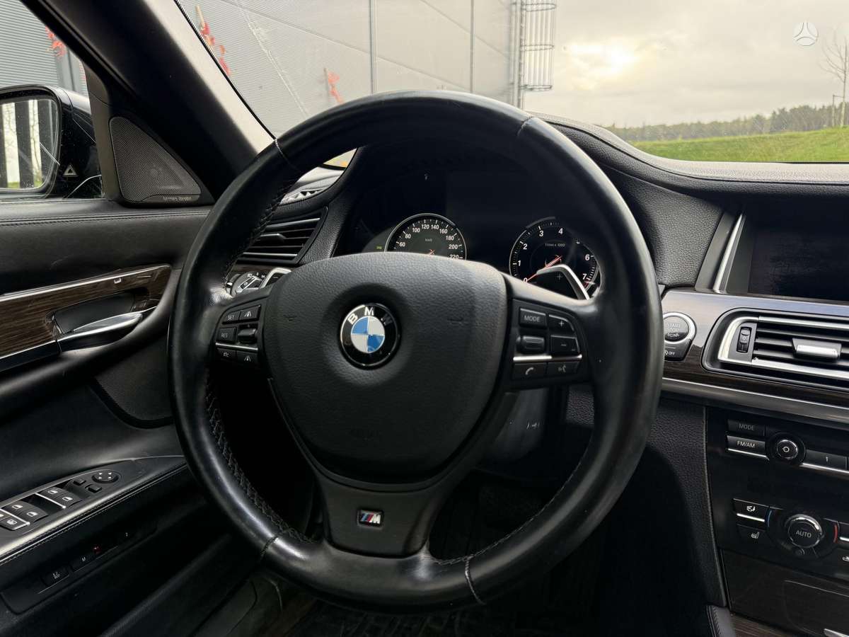 BMW 750, 4.4 l., Седан