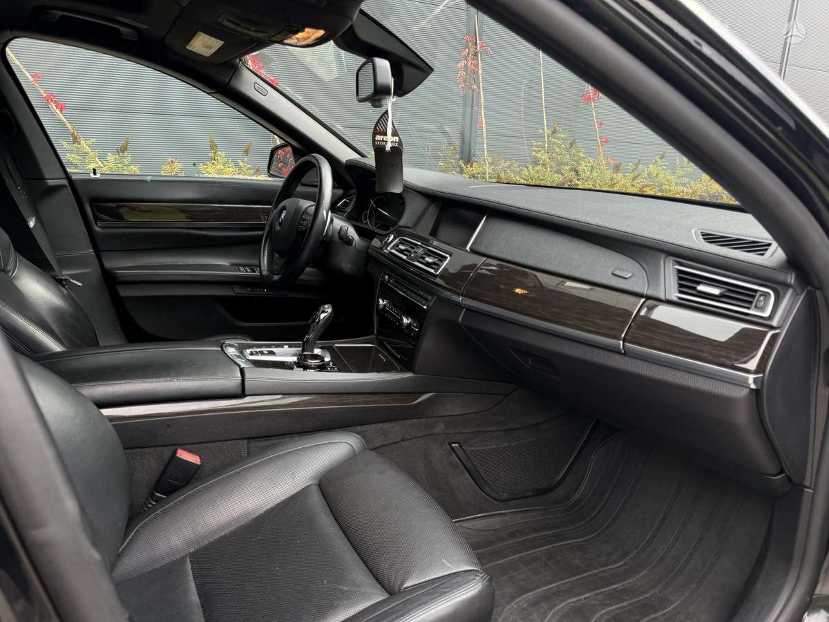 BMW 750, 4.4 l., Седан