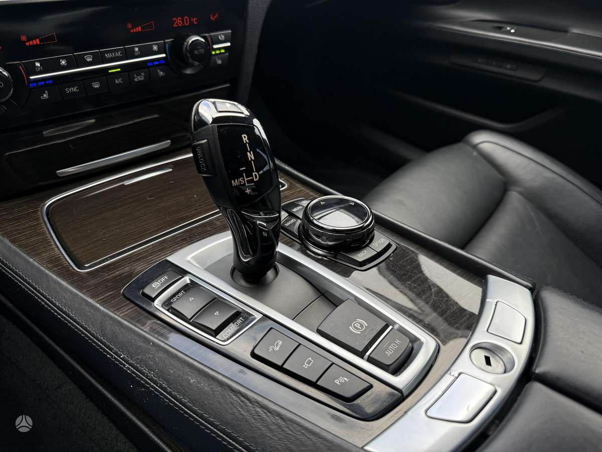 BMW 750, 4.4 l., Седан
