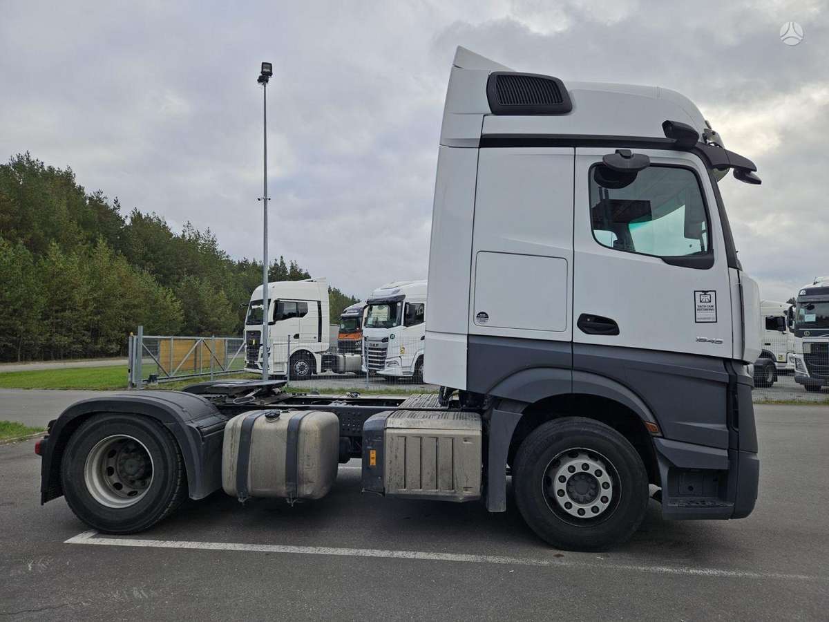 Mercedes-Benz 1845 ACTROS, double sleeper