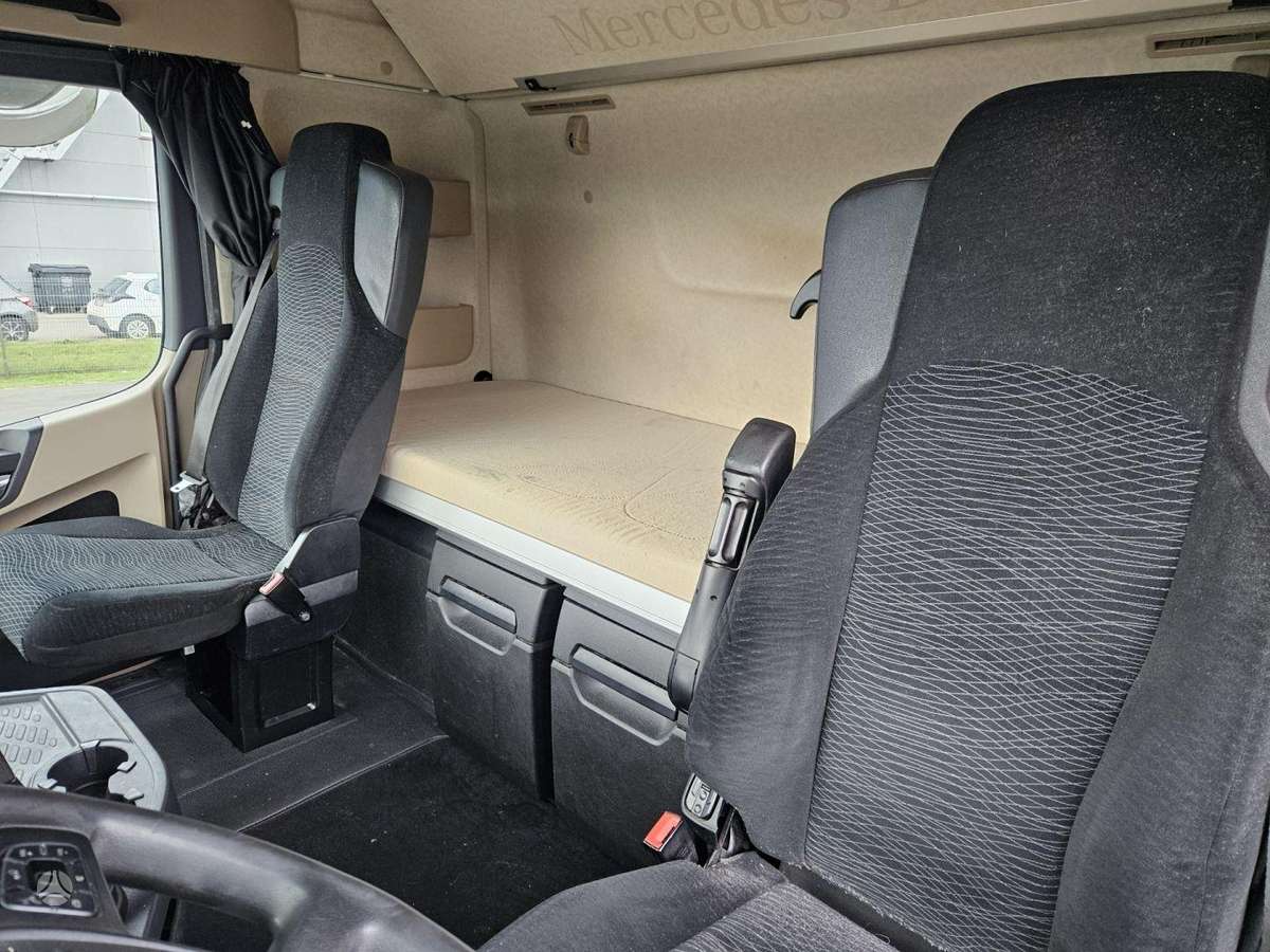 Mercedes-Benz 1845 ACTROS, double sleeper