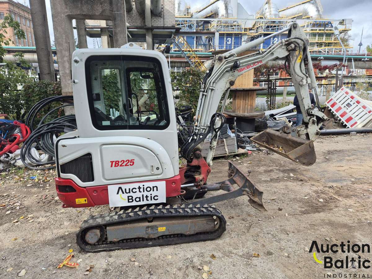 Takeuchi TB225, мини-экскаваторы